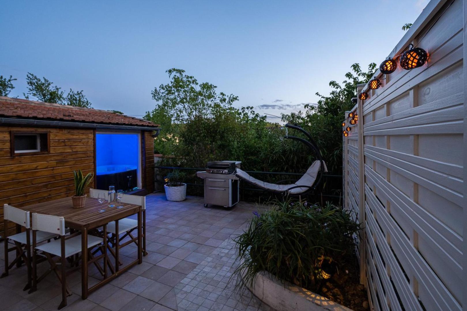 La Citadelle ~ Jacuzzi ~ Terrasse Apartment Каркасон Екстериор снимка